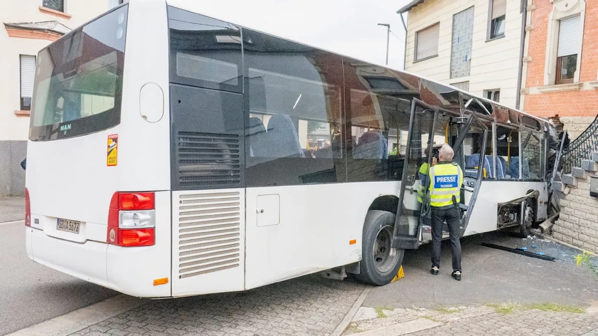 Führerloser Schulbus rollt Abhang hinab und kracht in Wohnhaus