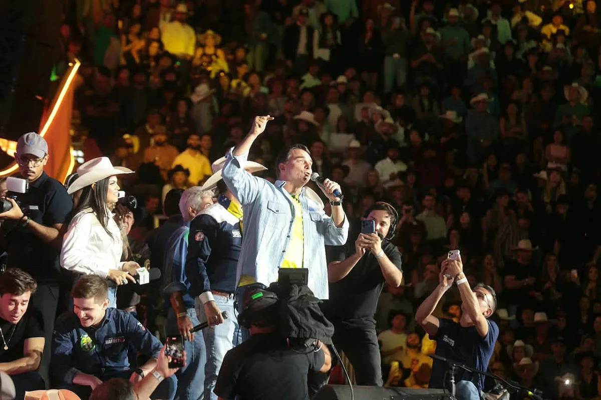 Flávio Bolsonaro diz que voltará à Festa do Peão de Barretos em 2027 com seu pai