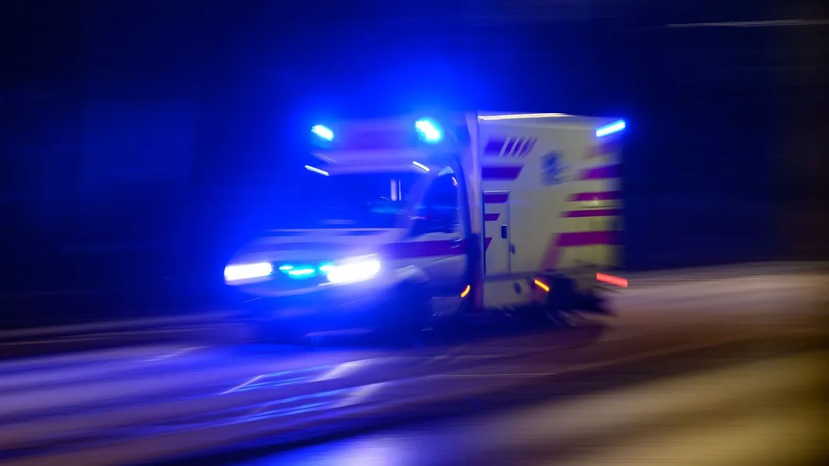 Verkehrsunfall: Auto landet im Graben - Fahrer lebensgefährlich verletzt