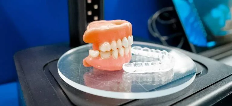 Capital recebe tecnologia para fabricar próteses dentárias no SUS, ainda sem uso