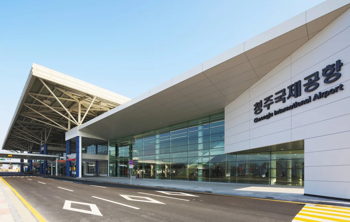 청주공항 이륙 대기 중 승객 보조배터리서 불…168명 전원 대피