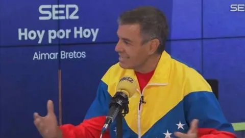 El PP de Ayuso compara a Sánchez con Maduro y le viste con la bandera de Venezuela