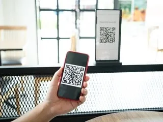 « Ma mairie impose désormais un QR-code pour entrer, mais sans téléphone portable récent, je fais comment ? »