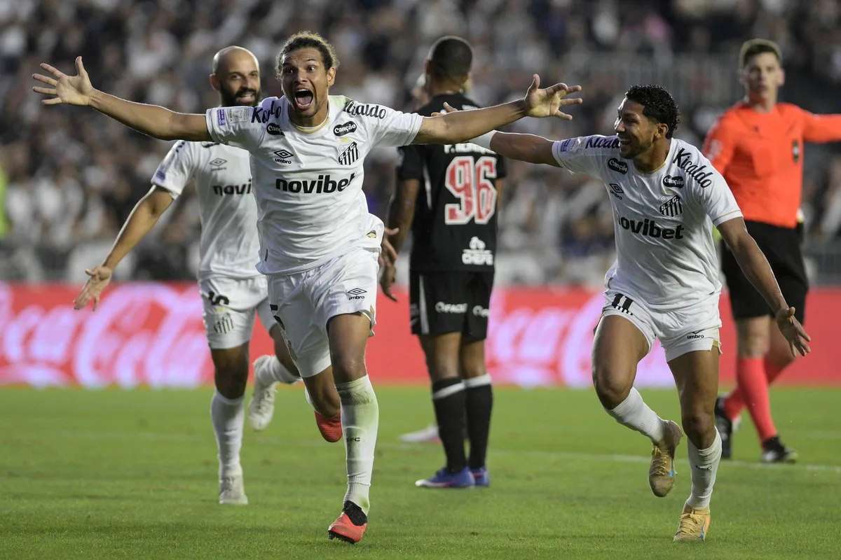 Santos deslancha na etapa final, aproveita falhas do Vasco e deixa zona da degola