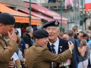 EN IMAGES. Henry Rice, le vétéran britannique qui réclamait toujours deux bises, est décédé à l’âge de 100 ans