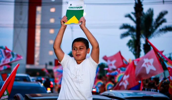 Menino levanta Constituição durante ato a favor do Lula no Acre