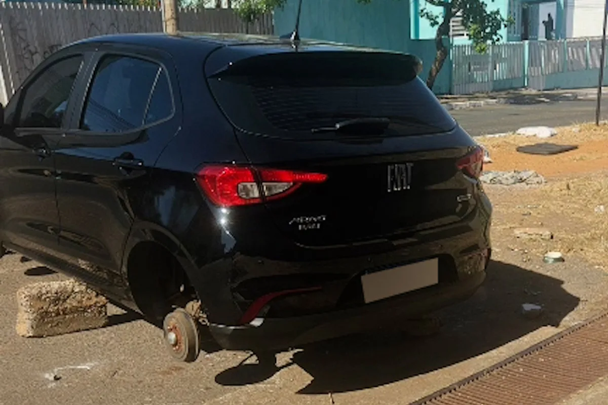 Carro tem as quatro rodas furtadas em estacionamento de Samambaia