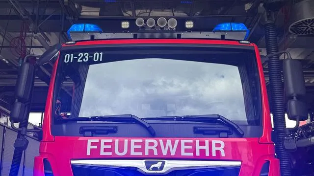 In der Dunkelheit: Feuerwehr rettet Kind von Stauwehr
