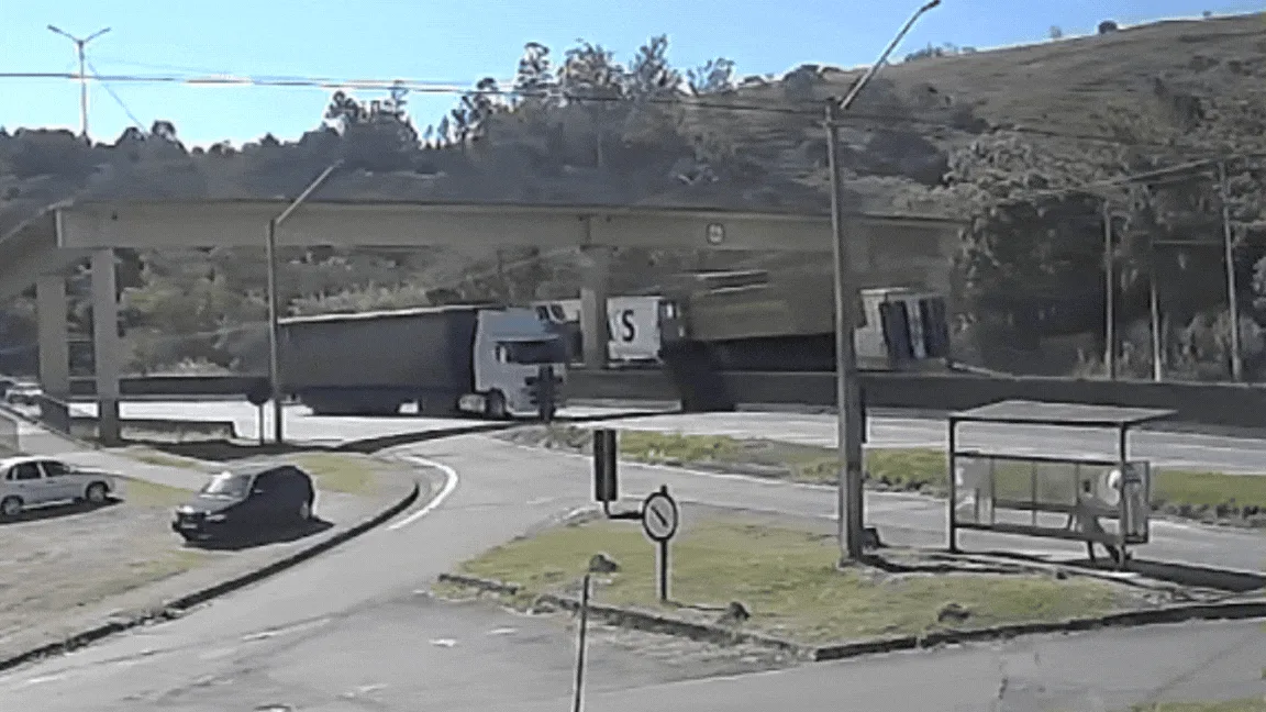 Motorista que atingiu passarela na Fernão Dias deve passar por audiência de custódia nesta quarta; mãe e filho morreram em acidente