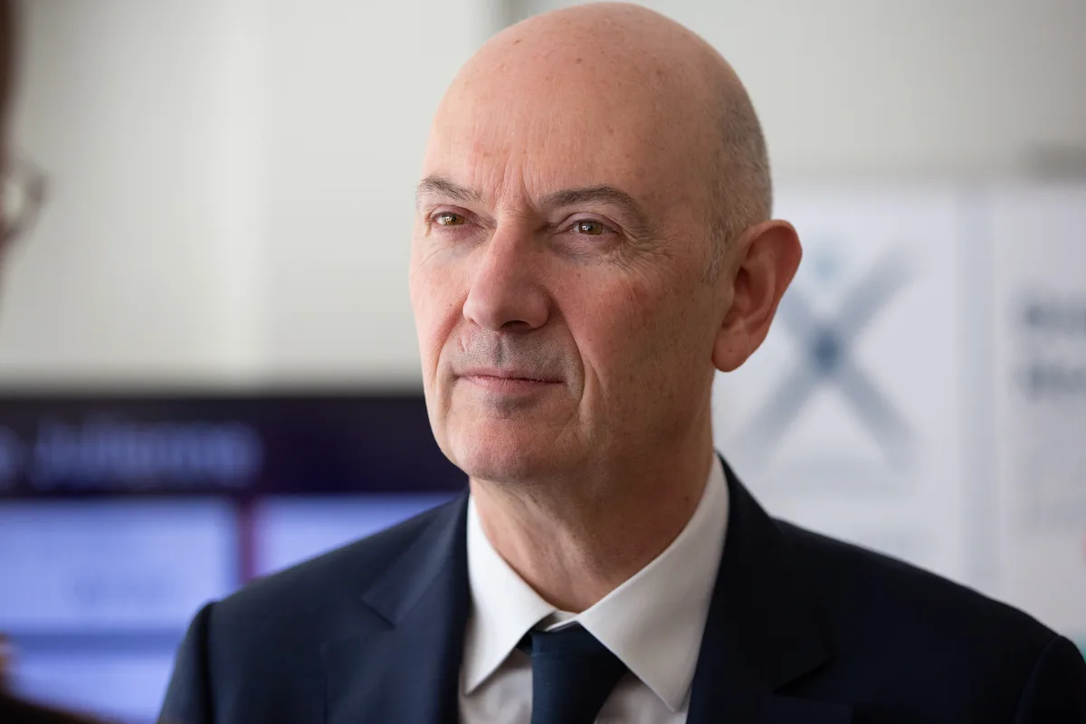 Facturation électronique : le ministre de l'Économie Roland Lescure maintient la mesure, malgré le piratage des impôts