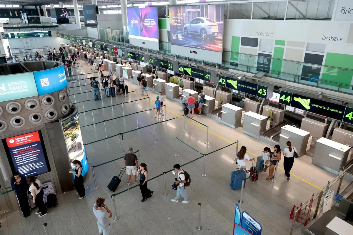 Continúa la suspensión de vuelos este martes en el aeropuerto de Catania por una nueva erupción del Etna