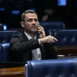 Líder nas pesquisas, Cleitinho tem menos da metade do tempo de TV de Simões em MG