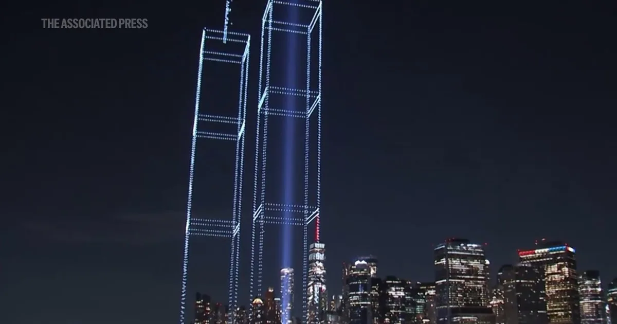 Tributo de luz al amanecer, 7 minutos de silencio y Trump en el Pentágono: así conmemora EE.UU. los 25 años del 11S