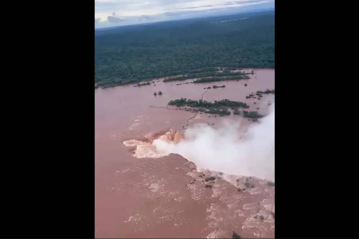 Complicaciones por El Niño: debido a la fuerte crecida del río Iguazú, restringieron el acceso a las Cataratas
