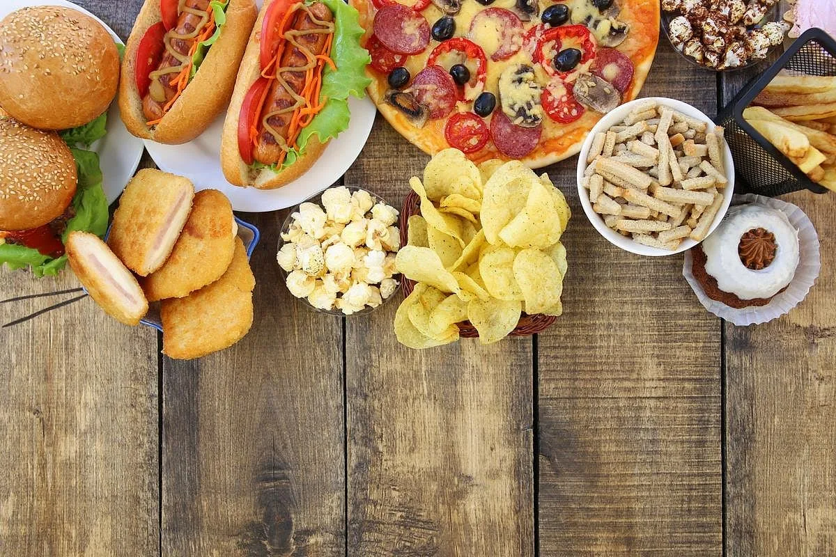 Alimentos ultraprocesados vinculados a daño cerebral oculto y riesgo de accidentes cerebrovasculares