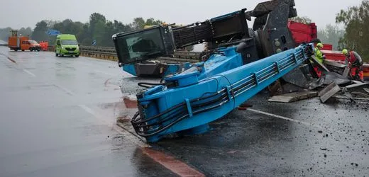 A2 bei Kamen: Schwertransporter umgekippt – Autobahn in beide Richtungen gesperrt