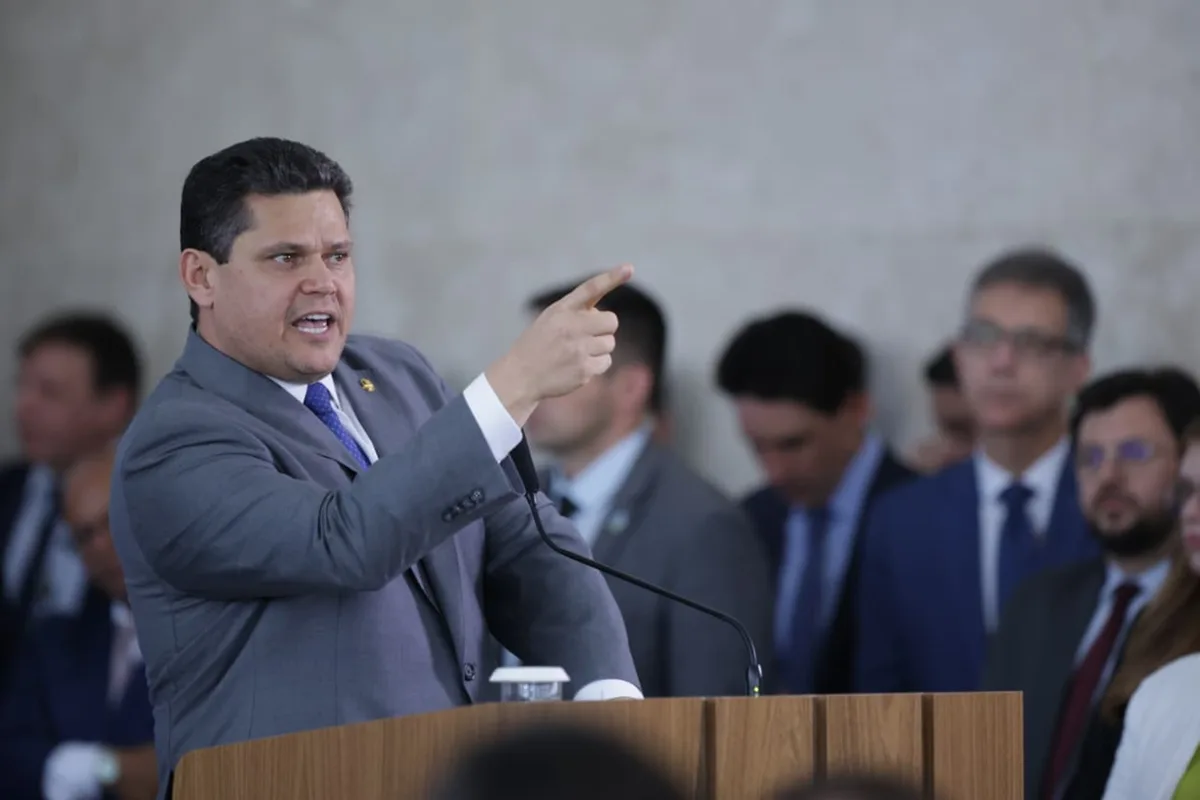 Alcolumbre envia PEC do fim da escala 6x1 para CCJ; veja relator