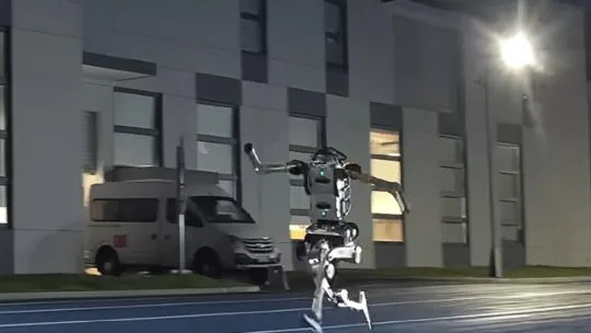 Te presentamos a Superman, el robot humanoide chino que corre más rápido que Usain Bolt