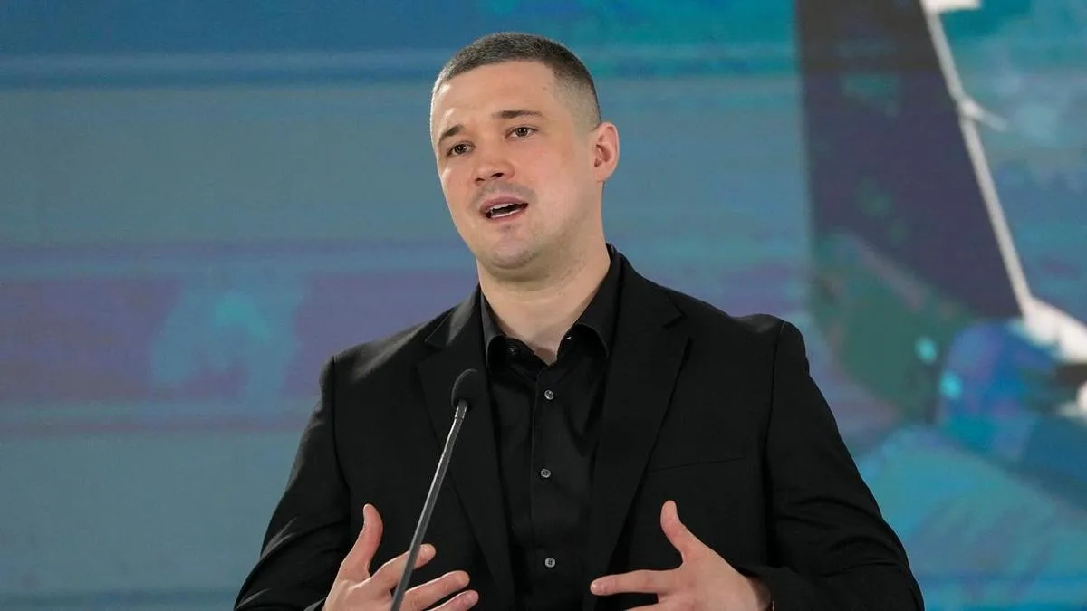 Ousted Ukraine defence minister calls for election