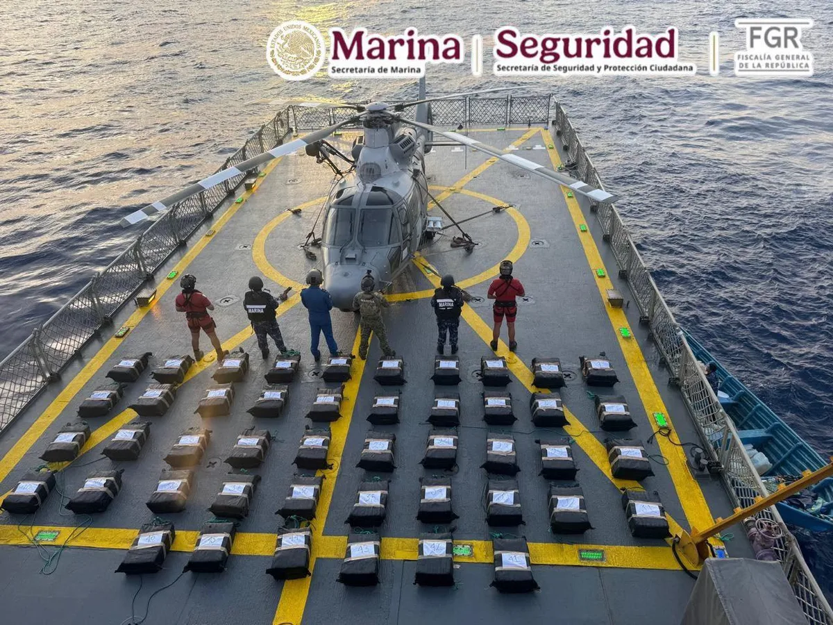 Marina y EU decomisan 1.2 toneladas de cocaína frente a costas de Oaxaca; detienen a seis personas
