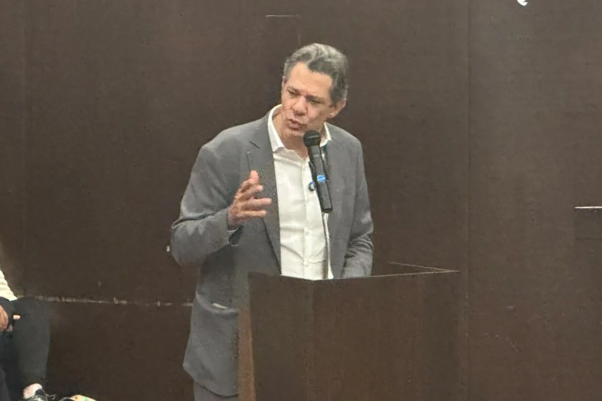 "Não usei carteira de advogado para mim, mas usei para o Lula", brinca Haddad