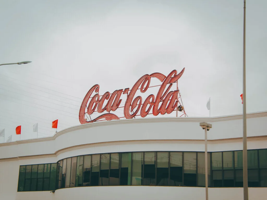 Coca-Cola no solo sufre en México, también cerrará una fábrica histórica