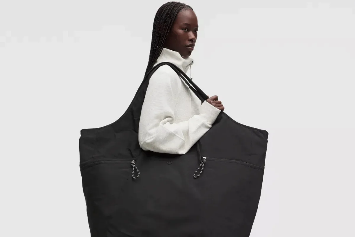 Megabolsa da Lululemon conquista a web com tamanho inusitado e humor