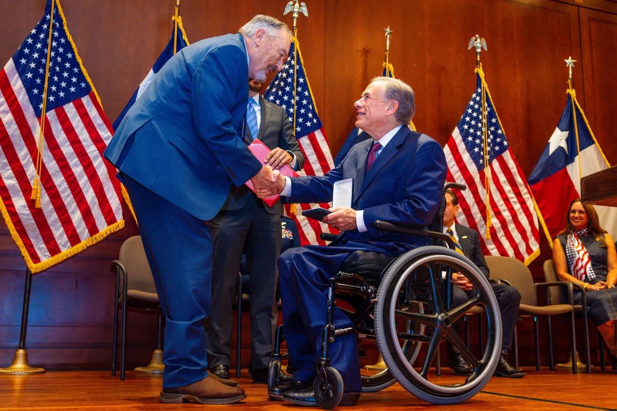 Ni adiós, ni retiro: Greg Abbott no descarta presentarse a las elecciones de Texas en 2030, pero antes debe ganarle a Hinojosa