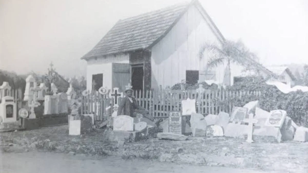 Família de imigrantes alemães encontrou pedras ao chegar a SC e transformou surpresa em negócio de lápides centenário que atravessa gerações