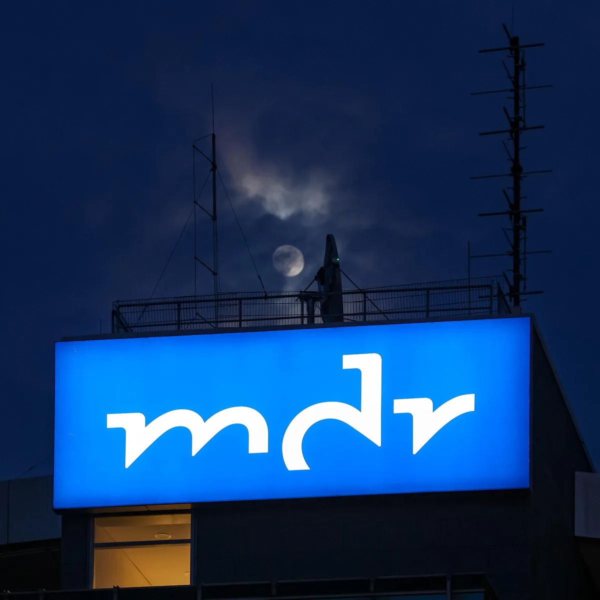 Rundfunkstaatsvertrag - Schwarze Bildschirme und Stille im Radio: MDR warnt vor Kündigungsplänen der AfD in Sachsen-Anhalt