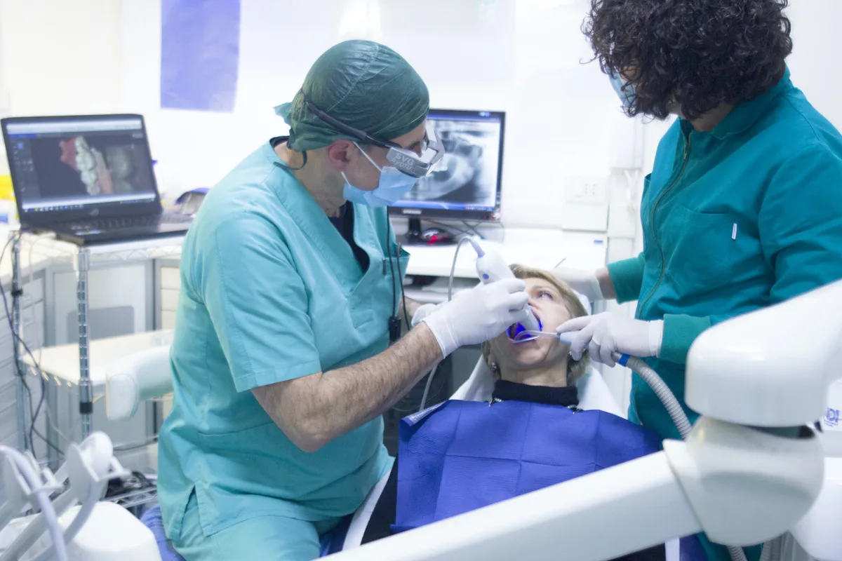 Ir ao dentista com dengue pode ser perigoso? O que diz a ciência