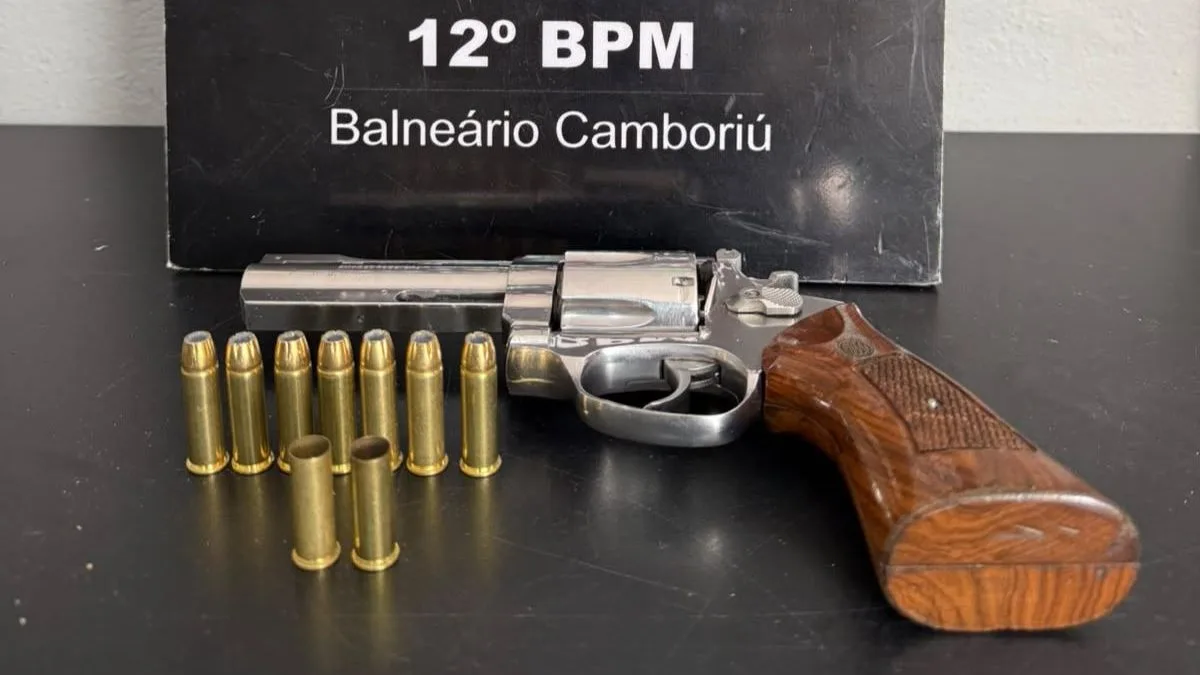 Homem aponta arma para intimidar rival, atira na própria perna, passa por cirurgia e acaba preso em Balneário Camboriú