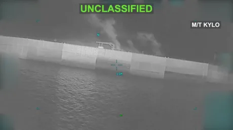 US missile strike sinks Iranian tanker (VIDEO)