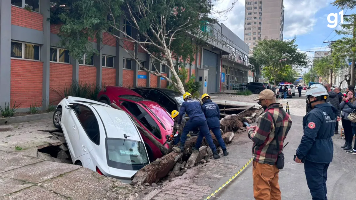 Calçada que cedeu e engoliu carros em Porto Alegre ainda não tem prazo para reconstrução; entenda