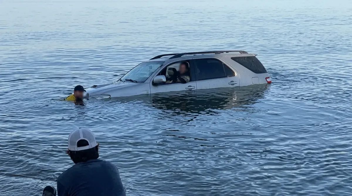 Motorista tenta colocar lancha na água e SUV de luxo cai no Rio Araguaia, em Nova Crixás; vídeo