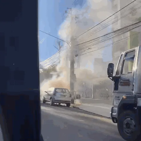 Carro pega fogo após pane na Avenida Afonso Pena