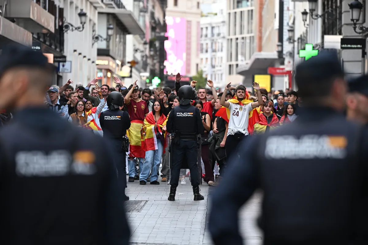 Tres detenidos y un policía herido en los disturbios entre los ultras y los acampados en Sol