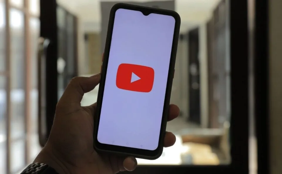 De olho na eleição, Youtube amplia divulgação de ferramenta que detecta “deepfakes” na plataforma
