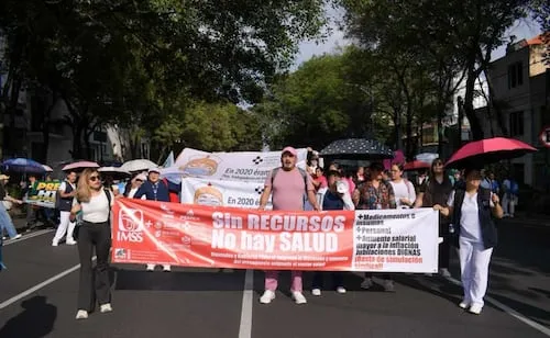 Trabajadores del IMSS marchan en la CDMX; exigen aumento salarial, abasto de medicamentos e insumos médicos
