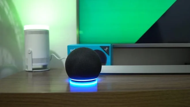 Sua casa inteligente por pouco: Amazon Echo Dot com Alexa surge em oferta imperdível