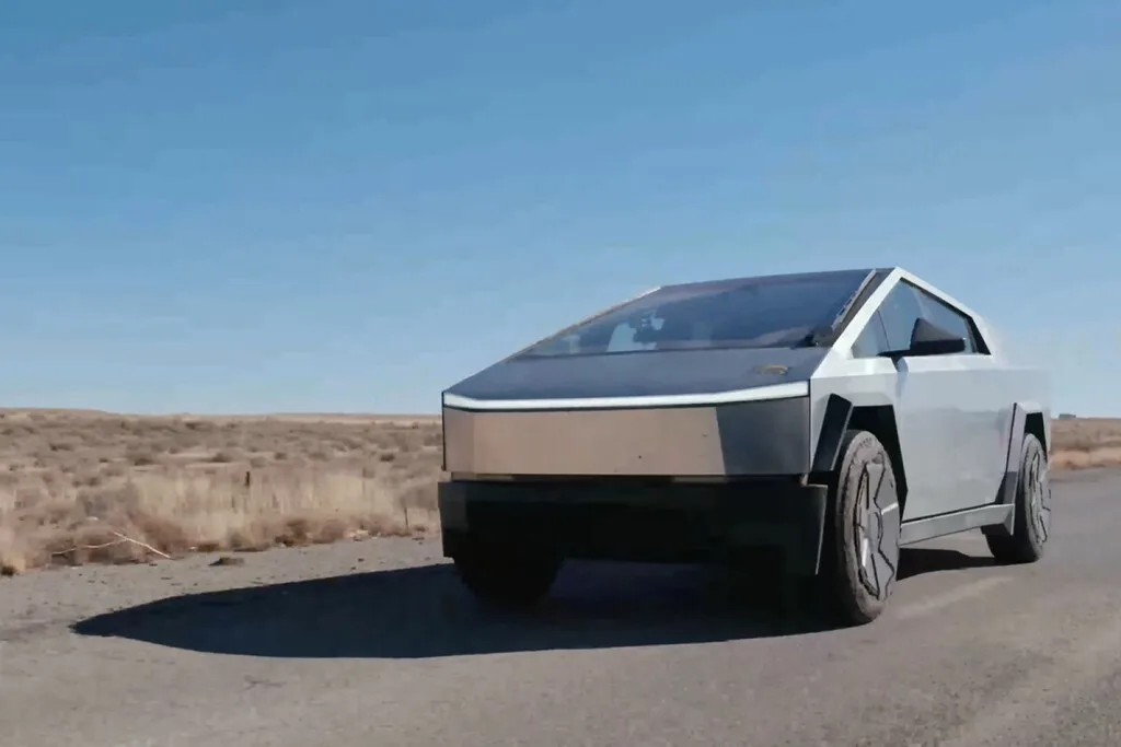 Un Tesla Cybertruck y un Mercedes que tiene 50 años recorrieron 10,000 km hacia Alaska. Sólo uno llegó al destino