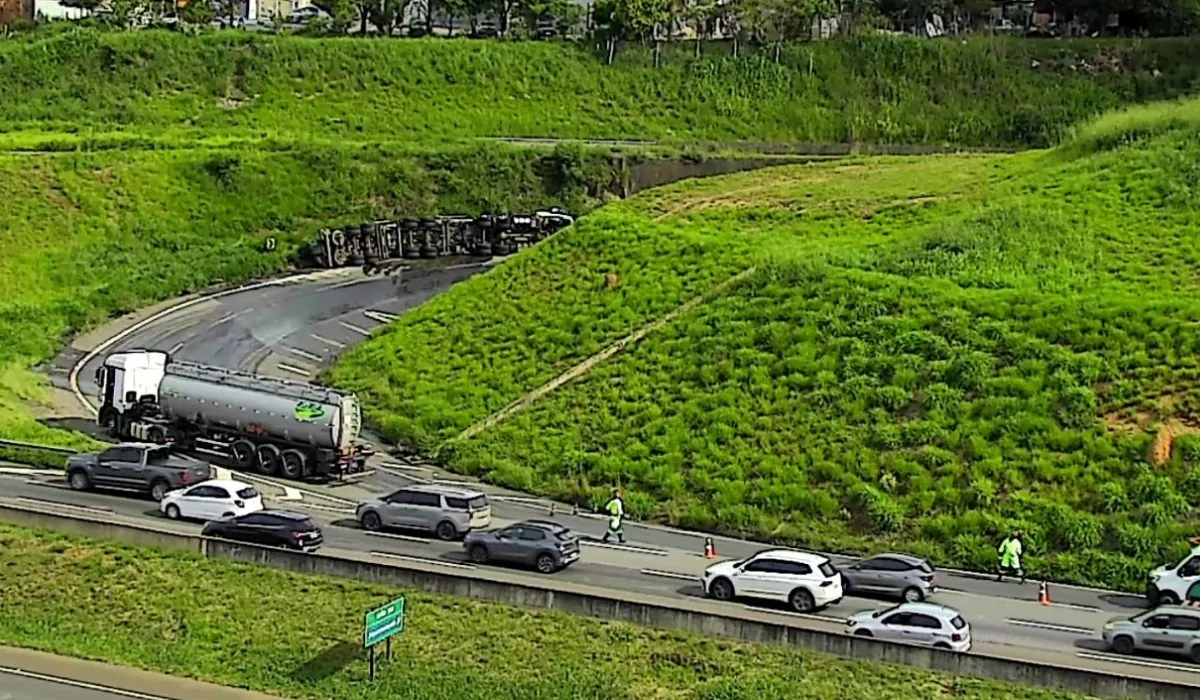 Carreta tomba e interdita alça de acesso em rodovia de Campinas