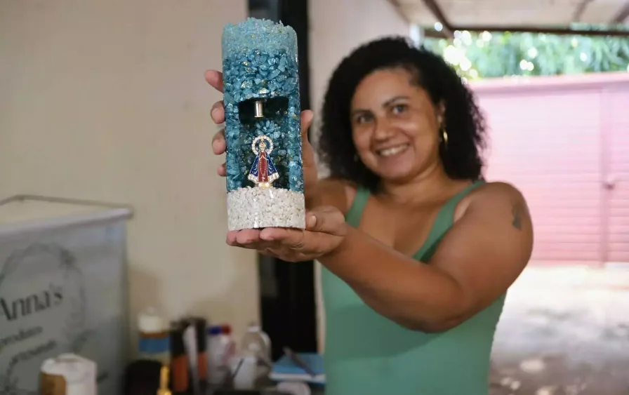 De Nossa Senhora aos orixás, Rosália transforma vela gruta em arte