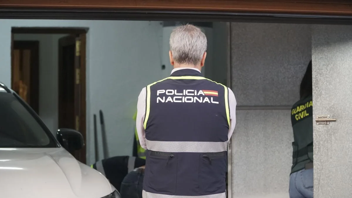 Detenido un hombre por pornografía infantil y grabar con cámaras a su hija y siete menores más
