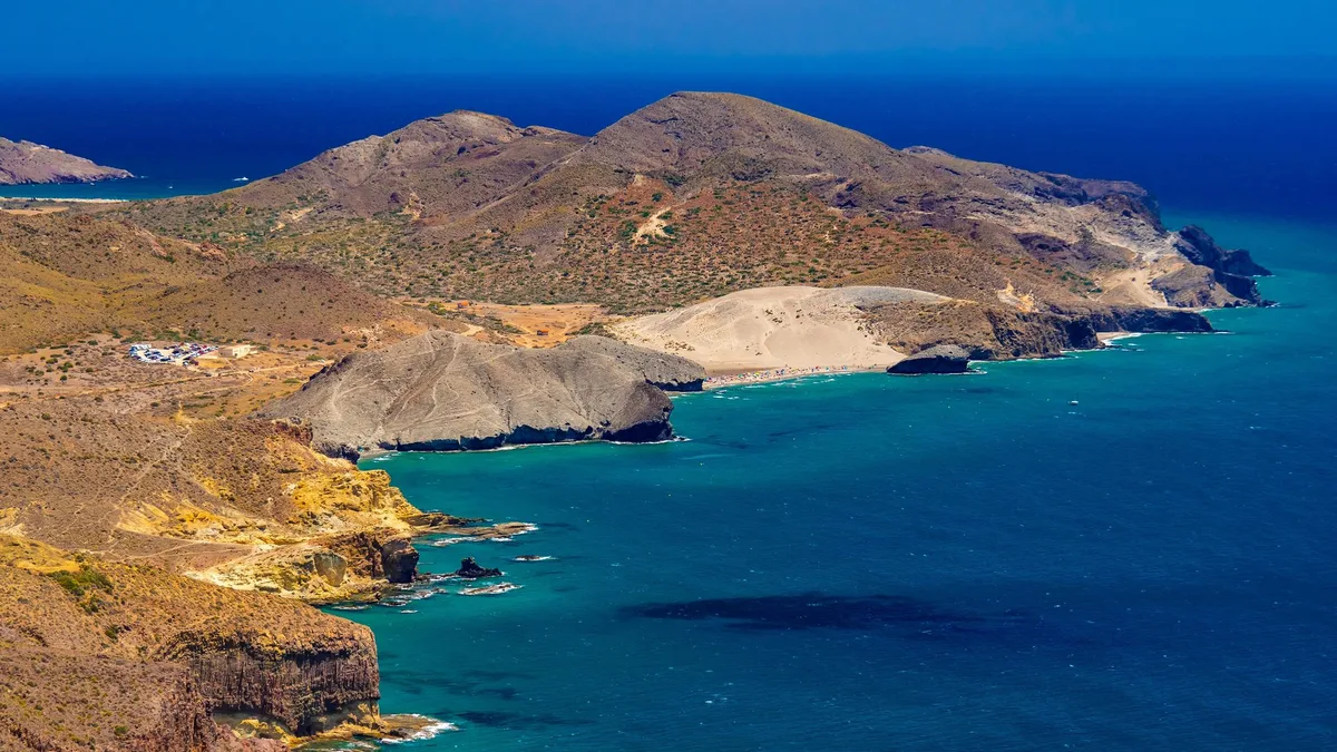 La Almería más salvaje: calas vírgenes, paisajes volcánicos y alta cocina frente al Mediterráneo