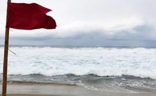 Rescatan a 13 turistas de fuerte oleaje en Mazatlán; seis eran menores de edad