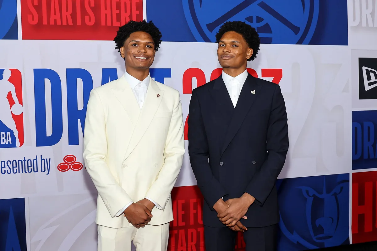 363 millones para los gemelos Thompson