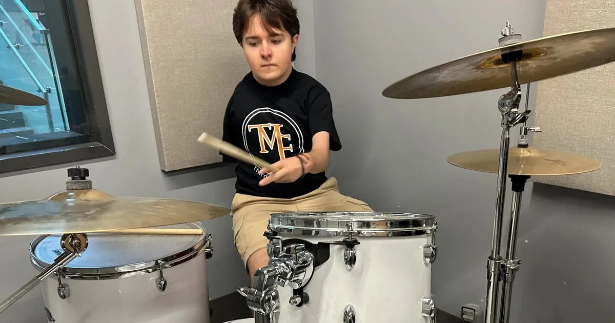 Nació con un solo brazo, superó una leucemia a los 7 años y aprendió a tocar la batería: a los 19 debuta con su propia banda de rock