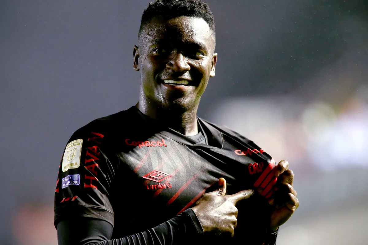 Athletico encaminha renovação com Kevin Viveros, artilheiro do Brasileirão
