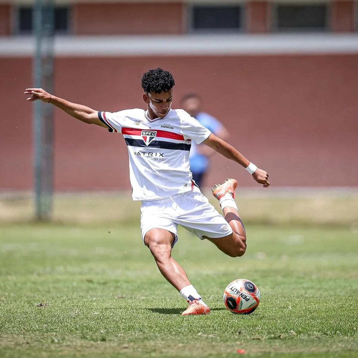 São Paulo acerta transferência de lateral da base para o Palmeiras e mantém 50% dos direitos